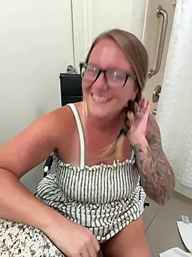 _ElizabethLove_ live