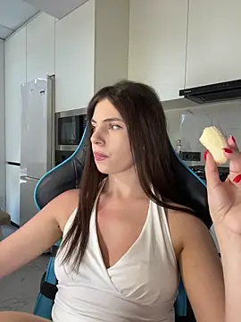 CurlyLara live