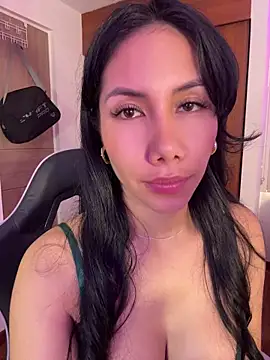 ArianaReynoldss live