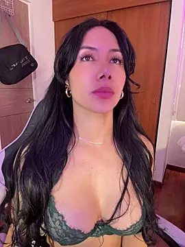 ArianaReynoldss live
