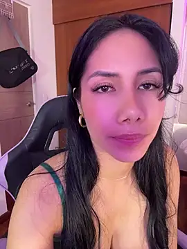 ArianaReynoldss live