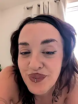 Petite_Juicy_Olive live