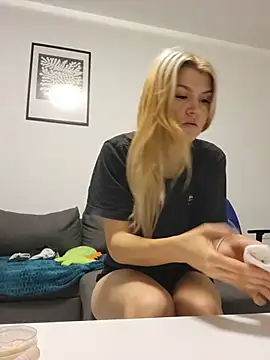 HotBlondie69 live