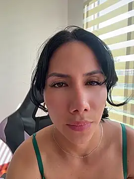 ArianaReynoldss live