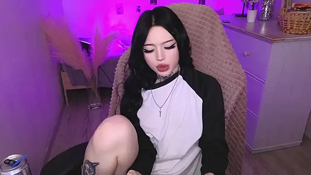 Emma_Kirks live