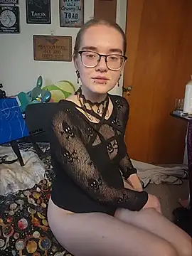 Izzy_Hellbourne live