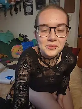Izzy_Hellbourne live