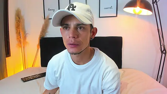 Bonny_and_carrot live