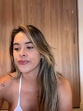 Emilia_Bakerr live