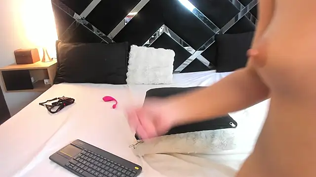 mask_red_girl live