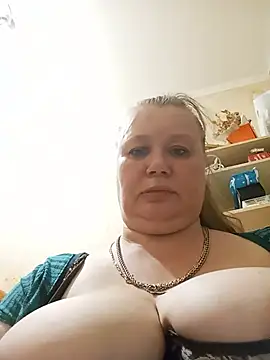 KiraStanton live