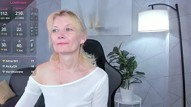 Julie_Lucas live