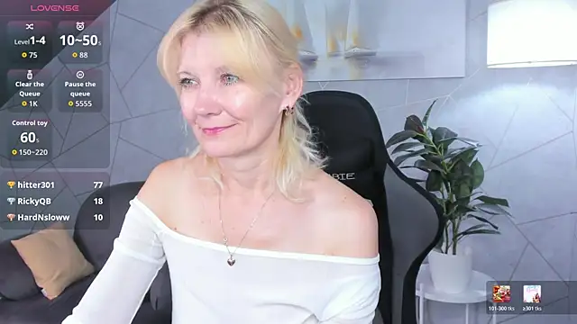 Julie_Lucas live