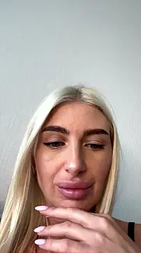 Mia_Roxie live