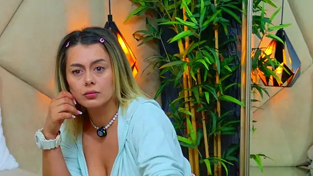 ChloeFrost live