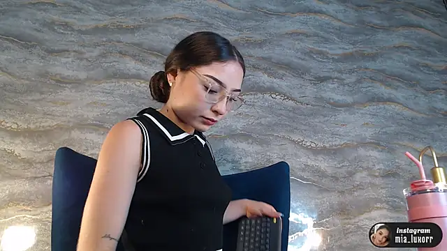Mia_Luxor live