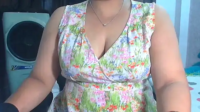 SimmiQueen_77 live