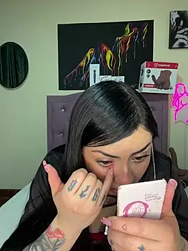 Emmie_Hot live