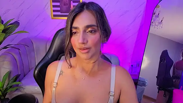 agatha_brooks_t live