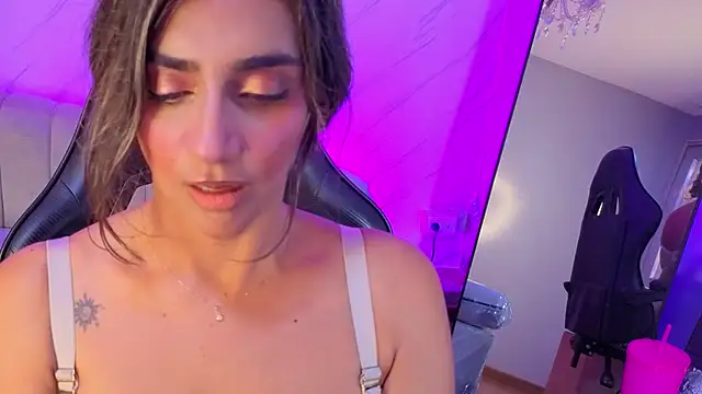 agatha_brooks_t live