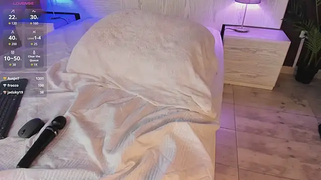 angelina_hilton live