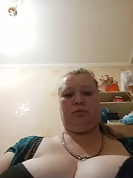 KiraStanton live
