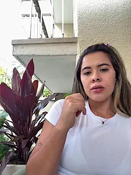 Emilia_Bakerr live
