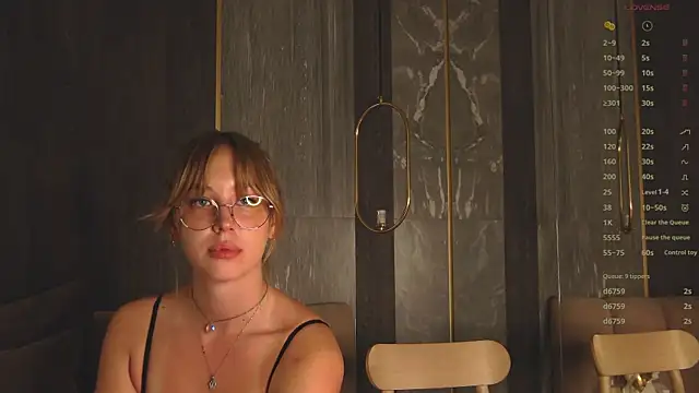 LoraineLuff live