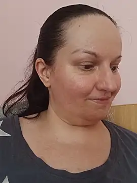 BustyLadyAlma live