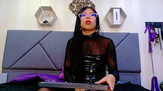 MilaDeRoux live