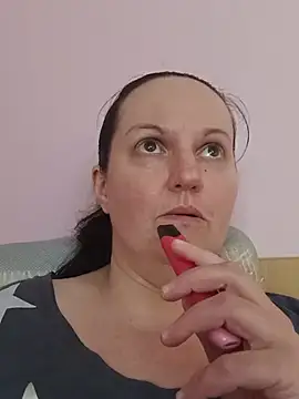BustyLadyAlma live