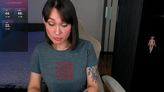 Mel_Lovell__ live