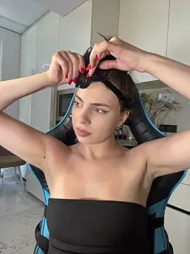 CurlyLara live