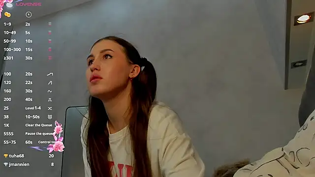Emily_Lews live