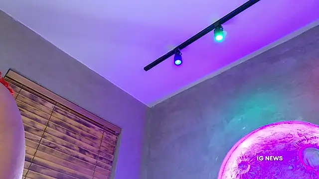 lara_curly live