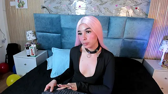 Delphine_doll live