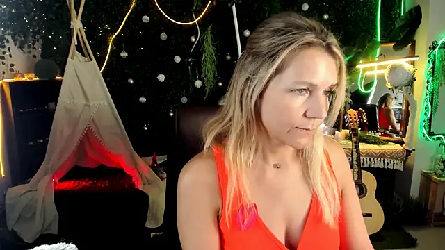 NicoleHitman live