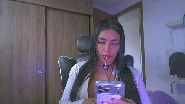 Layla_Nicols live
