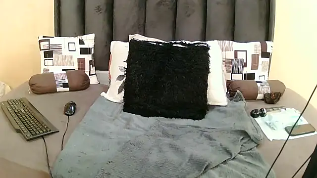 CurvyQueenx2 live
