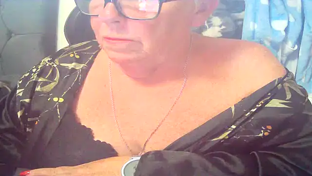 Playful_MILF_Demi live