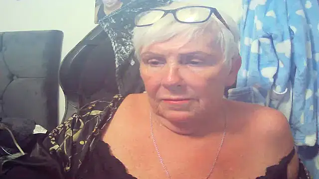 Playful_MILF_Demi live