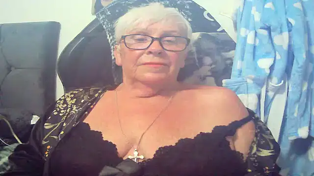 Playful_MILF_Demi live