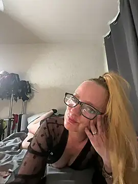 LizzieZ1975 live