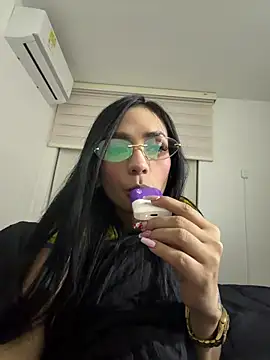 IzzyHiltton_ live