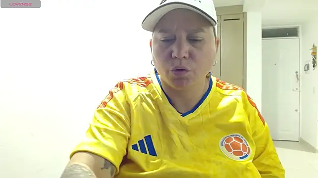 LauraReeves live