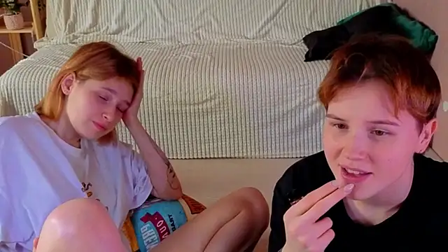 two_gerls_here live