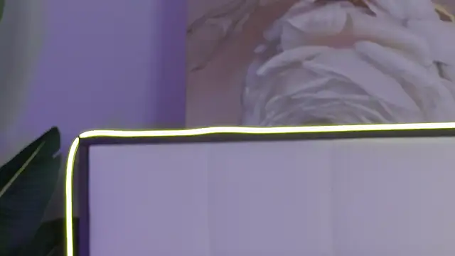 Lia_tins live