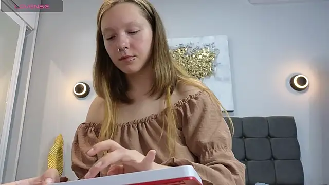 LauraLowe live