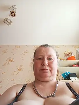 KiraStanton live