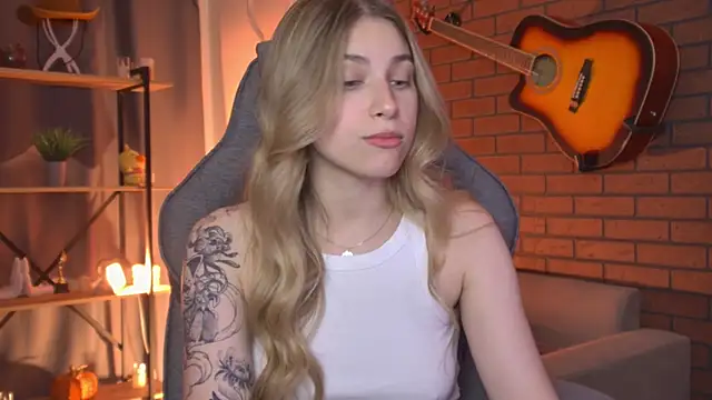 EllieCutes live